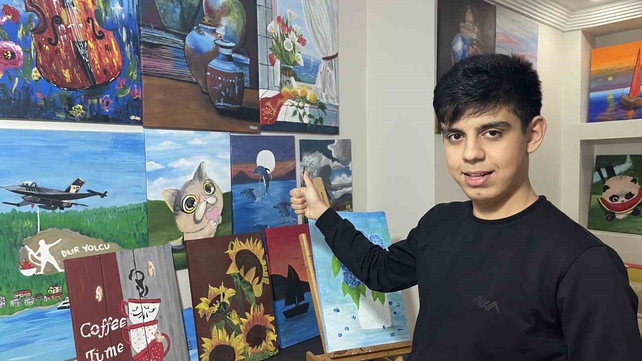 Otizmli genç ressam Okan Mert Gönül sanatla yolunu çiziyor