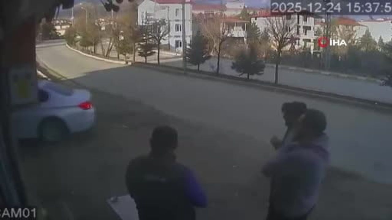 Oto yıkamadan çıkan otomobile hızla çarpışma — Tufanbeyli'de kaza kamerada