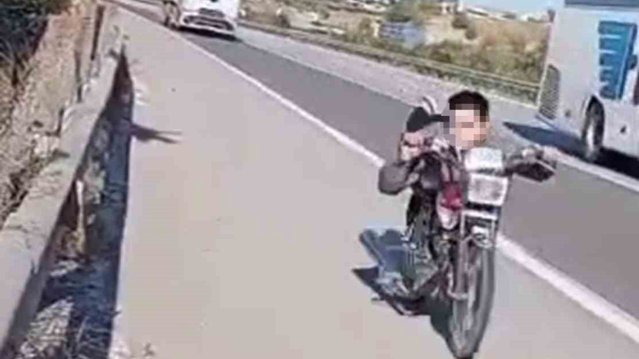 Otobanda motosikletin üzerine yatarak şov yapan sürücüye 63 bin 326 TL ceza