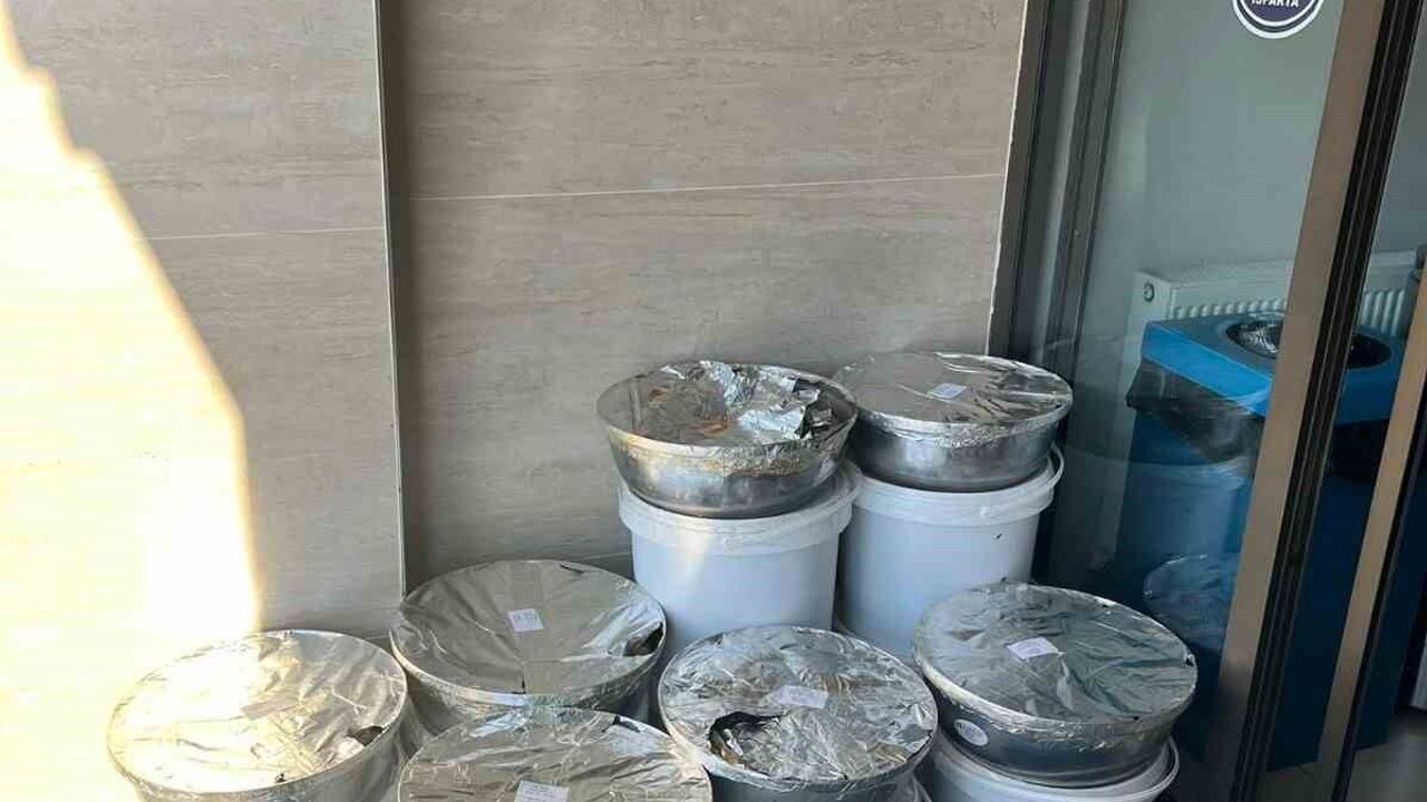 Otobüs bagajındaki etiketsiz gıdalar imha edildi