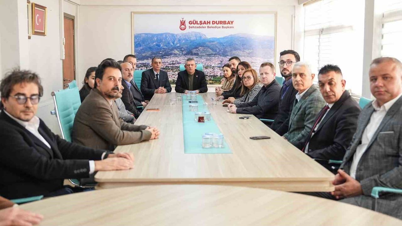 Özgür Özel'den Şehzadeler Belediyesi'ne taziye ziyareti