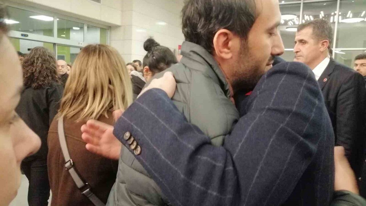 Özgür Özel, Gülşah Durbay’ın Vefatı İçin Manisa’da: Duygusal Başsağlığı Ziyareti