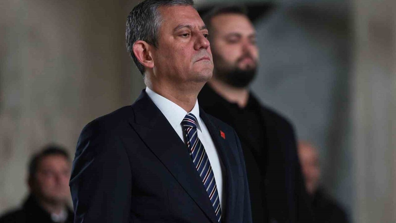 Özgür Özel ve Kurultay Heyeti Anıtkabir’i Ziyaret Etti