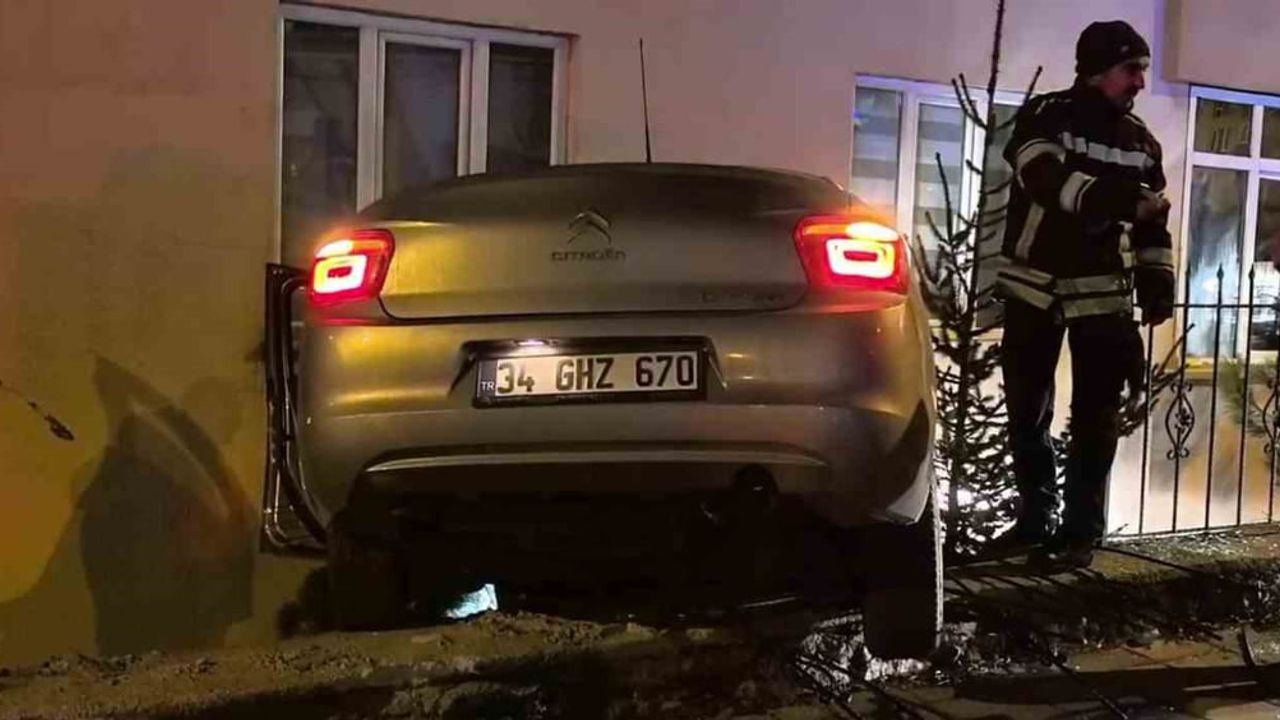 Palandöken'de otomobil apartman duvarı ile bina arasında asılı kaldı