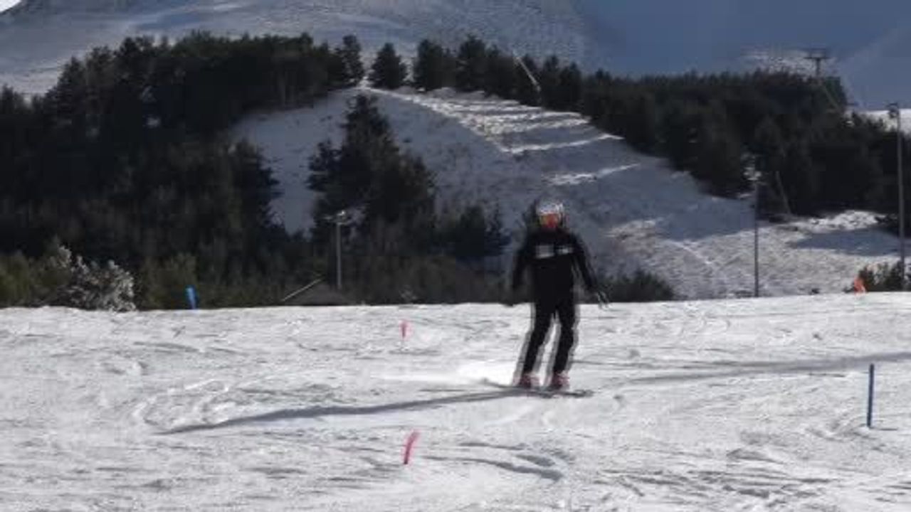 Palandöken'de yapay karla erken açılan kayak sezonu