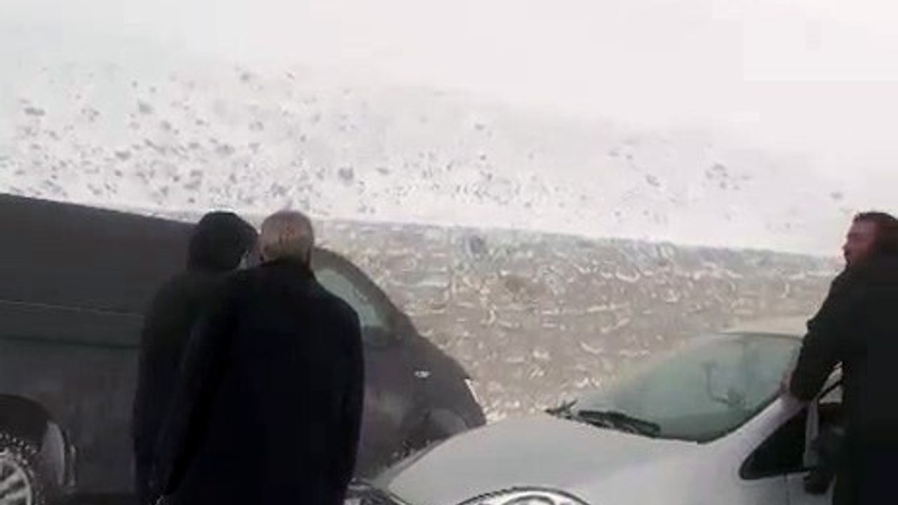 Palandöken Geçidi'nde Kar Ulaşımı Aksattı