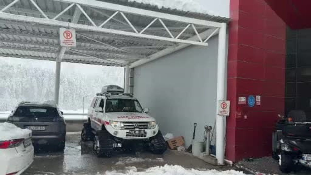 Paletli ambulans 60 santimetre kara rağmen 95 yaşındaki hastaya ulaştı