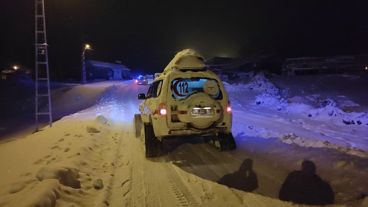 Paletli ambulans zorlu arazide nefes darlığı çeken öğretmeni hastaneye ulaştırdı