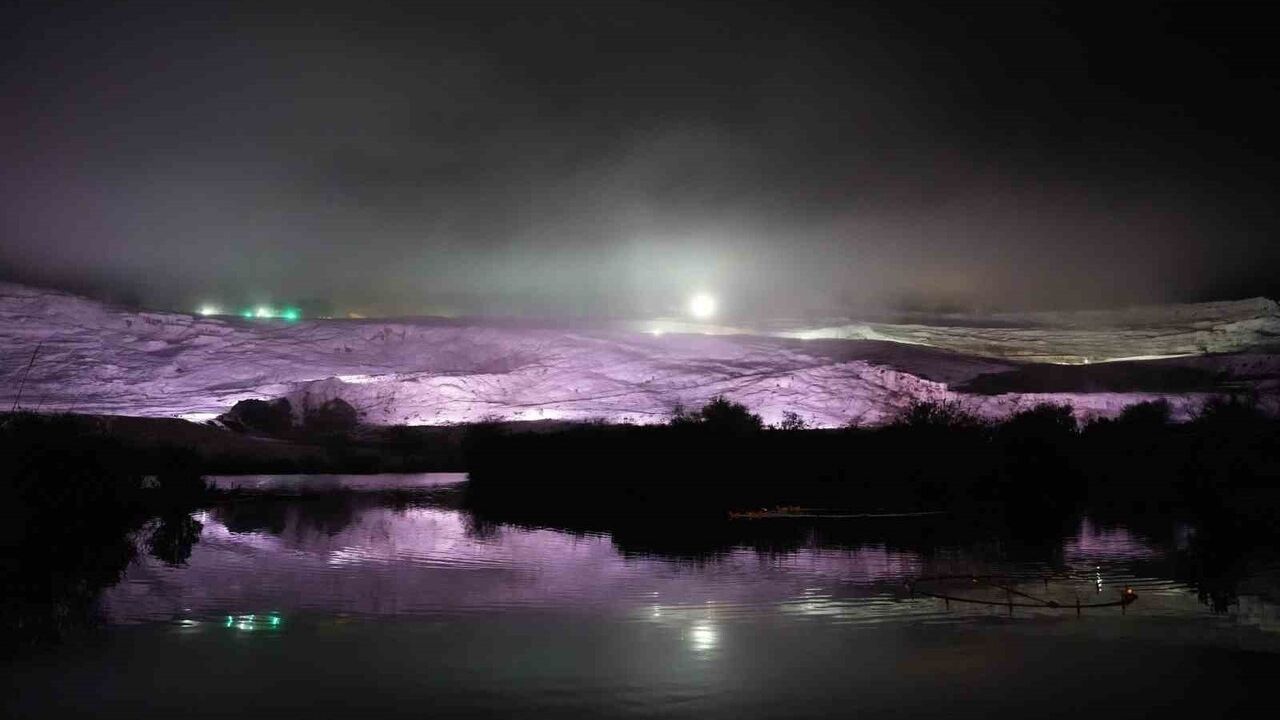 Pamukkale'de yağmur sonrası sis kartpostallık görüntüler oluşturdu