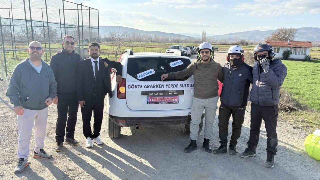 Paramotorcular gökyüzünden gelin arabasının önünü kesti