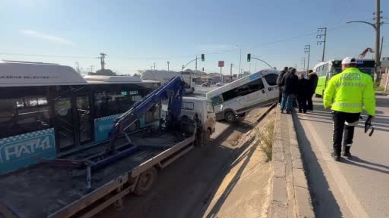 Park halindeki minibüs istinat duvarında asılı kaldı