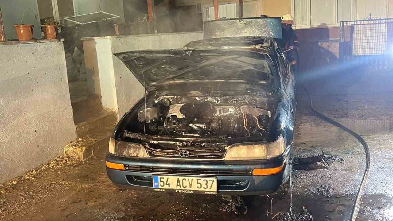 Park halindeki otomobil alev aldı, kullanılamaz hale geldi