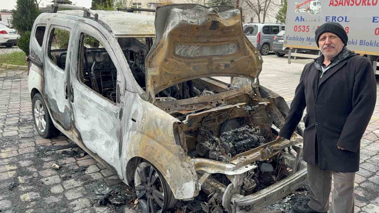 Park halindeki otomobil alev alev yandı — Araç sahibi failin bulunmasını istiyor