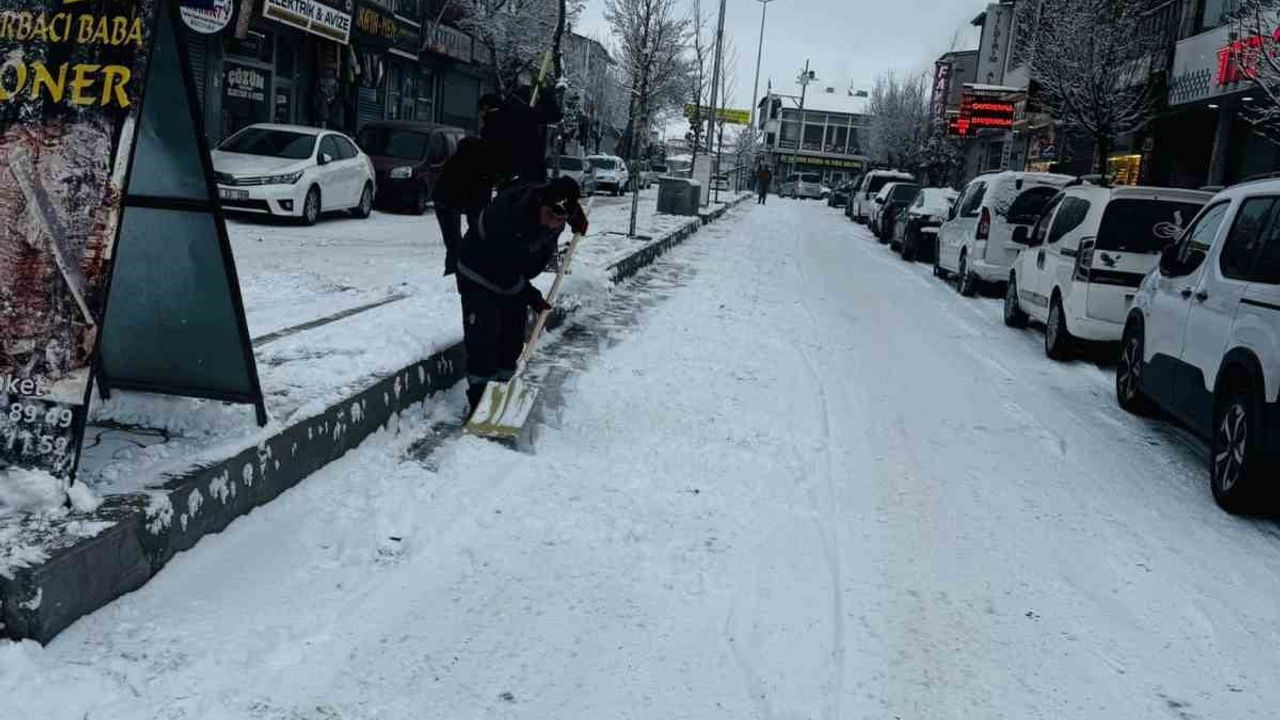 Patnos Belediyesi'nden yoğun karla mücadele çalışması
