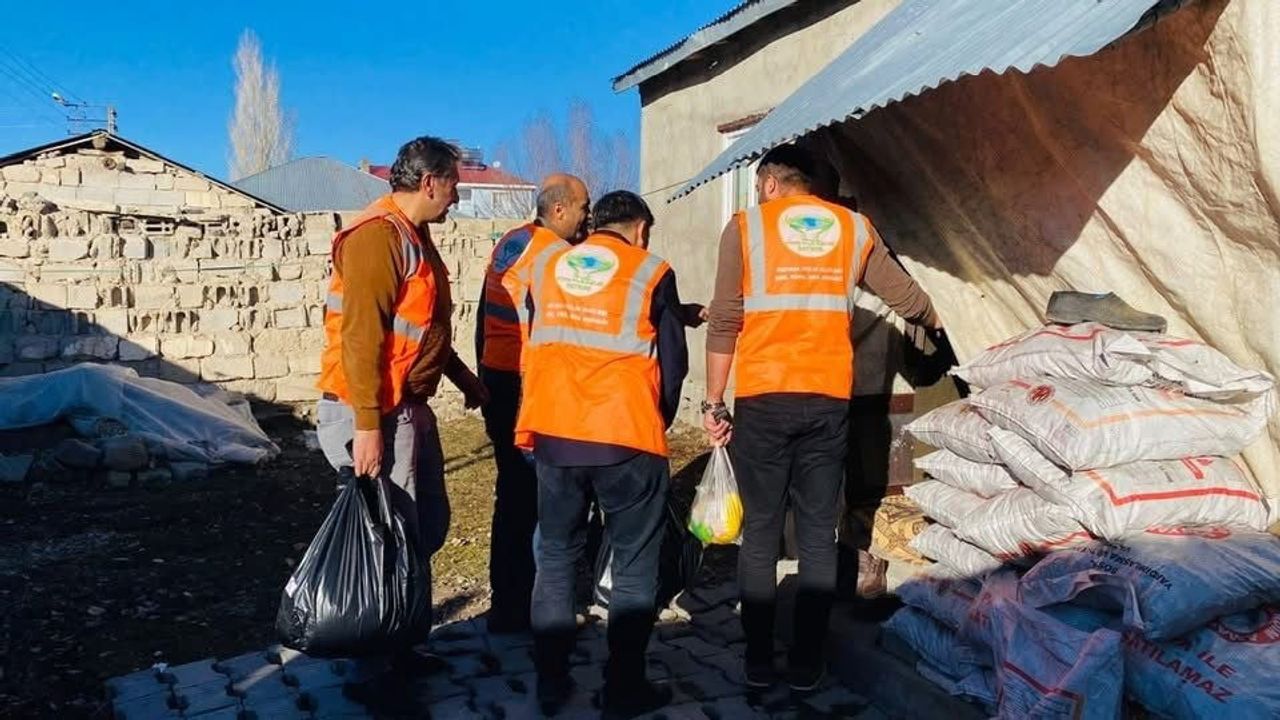 Patnos İyilik Elçileri Derneği’nden ihtiyaç sahibi ailelere yardım