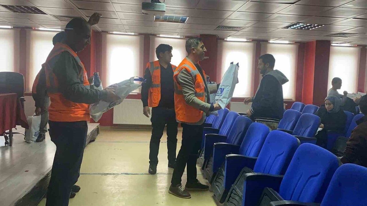 Patnos İyilik Elçileri özel öğrencileri hediyelerle sevindirdi