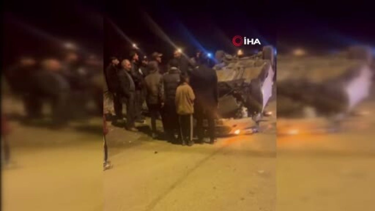 Patnos'ta Kaldırıma Çarpan Araç Takla Attı