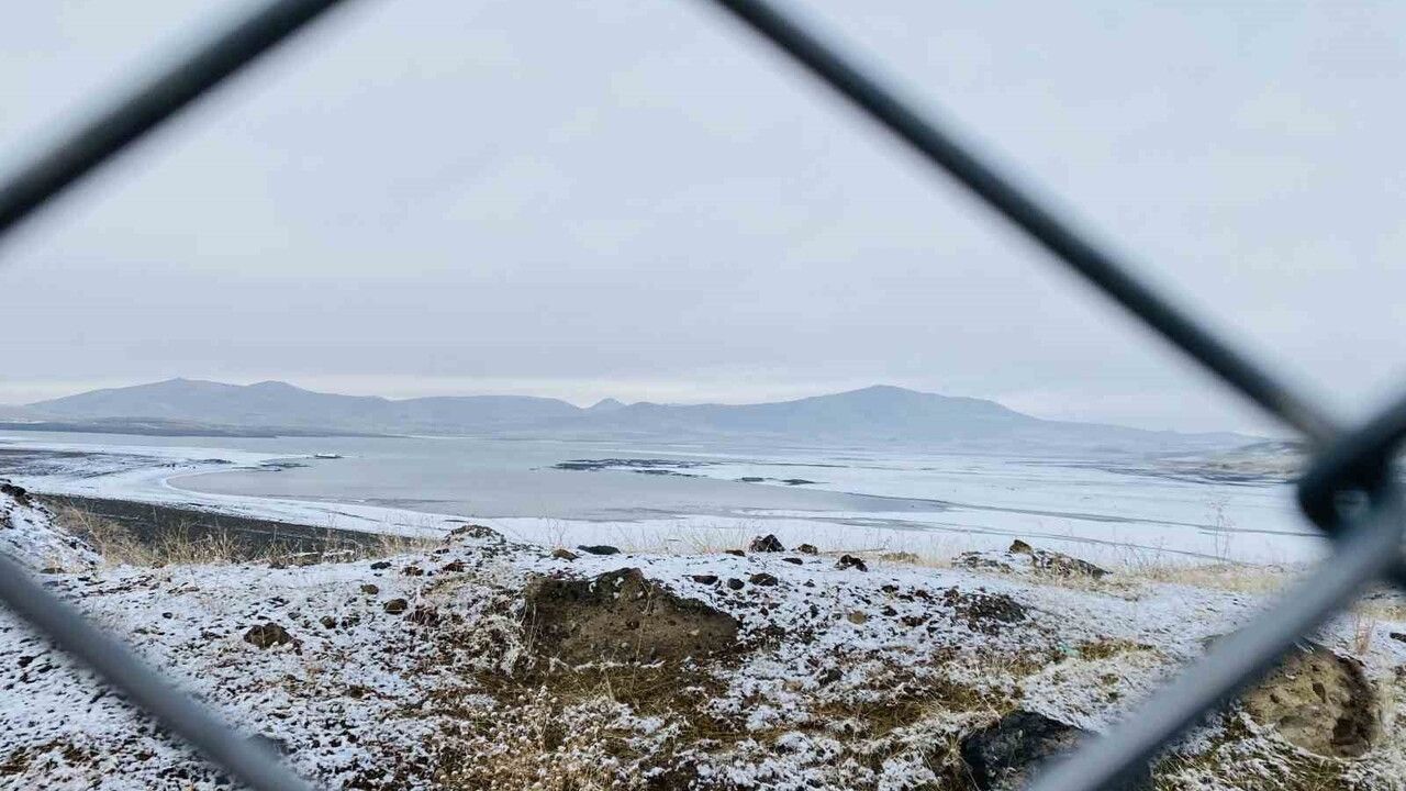 Patnos'ta kar sevinci: Çocuklar sokakları beyaza bürüdü