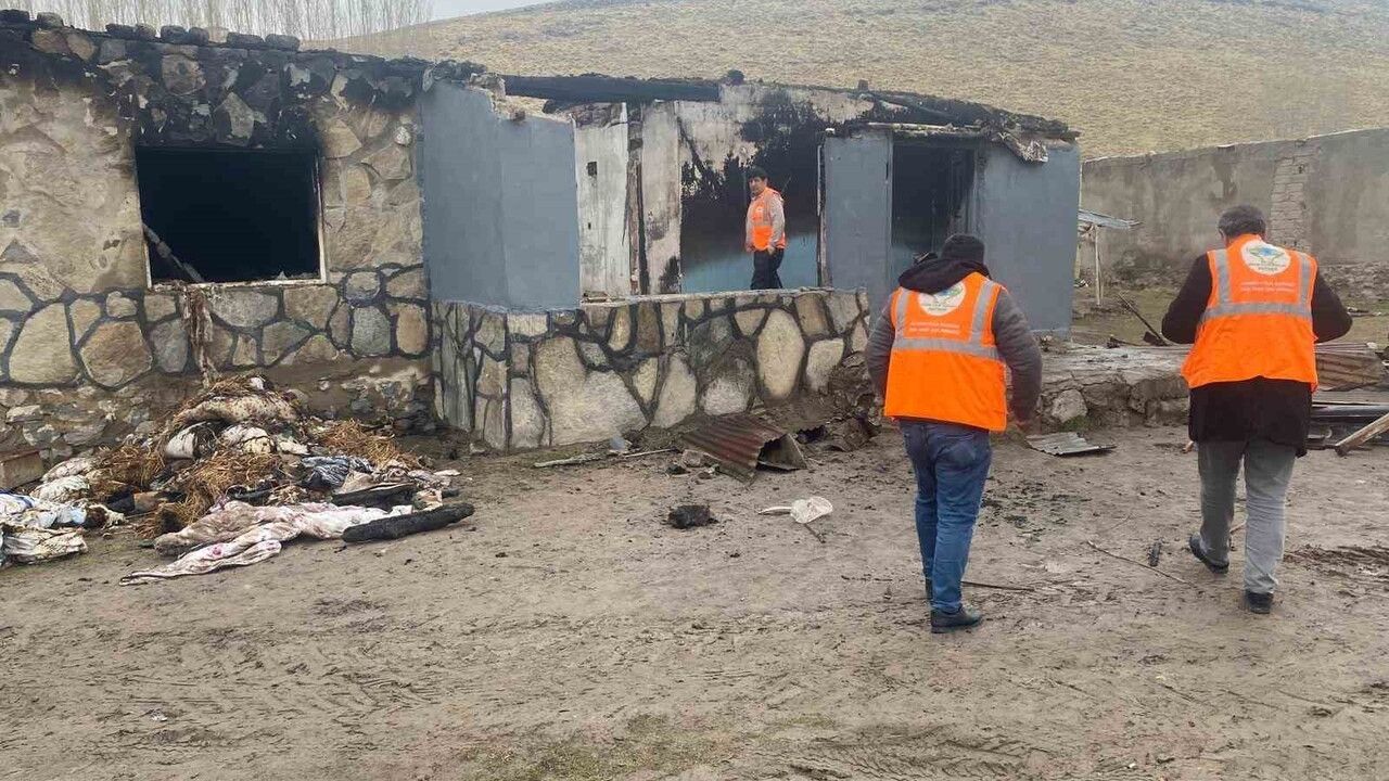 Patnos’ta soba yangını sonrası yardım: İyilik Elçileri mağdur aileye destek sağladı