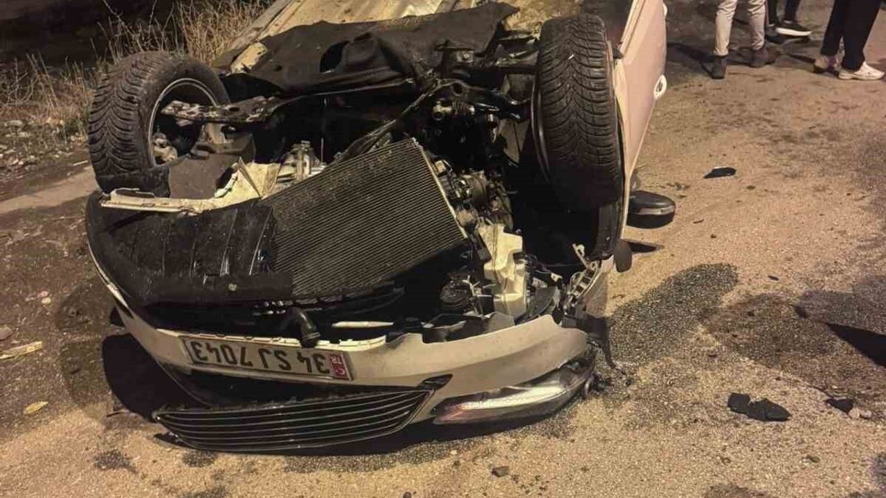 Patnos'ta trafik kazası: Kaldırıma çarpan araç takla attı, 2 yaralı