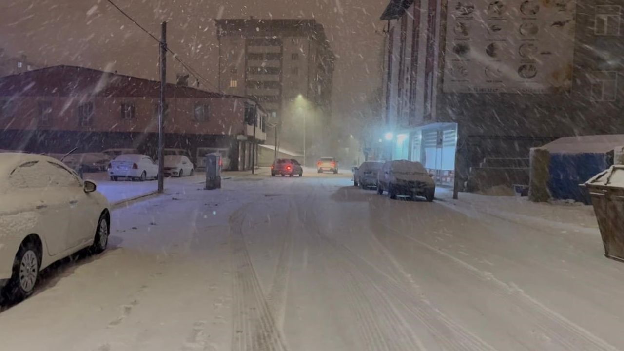Patnos’ta yoğun kar ulaşımı aksattı, Tutak-Patnos yolunda tırlar mahsur kaldı