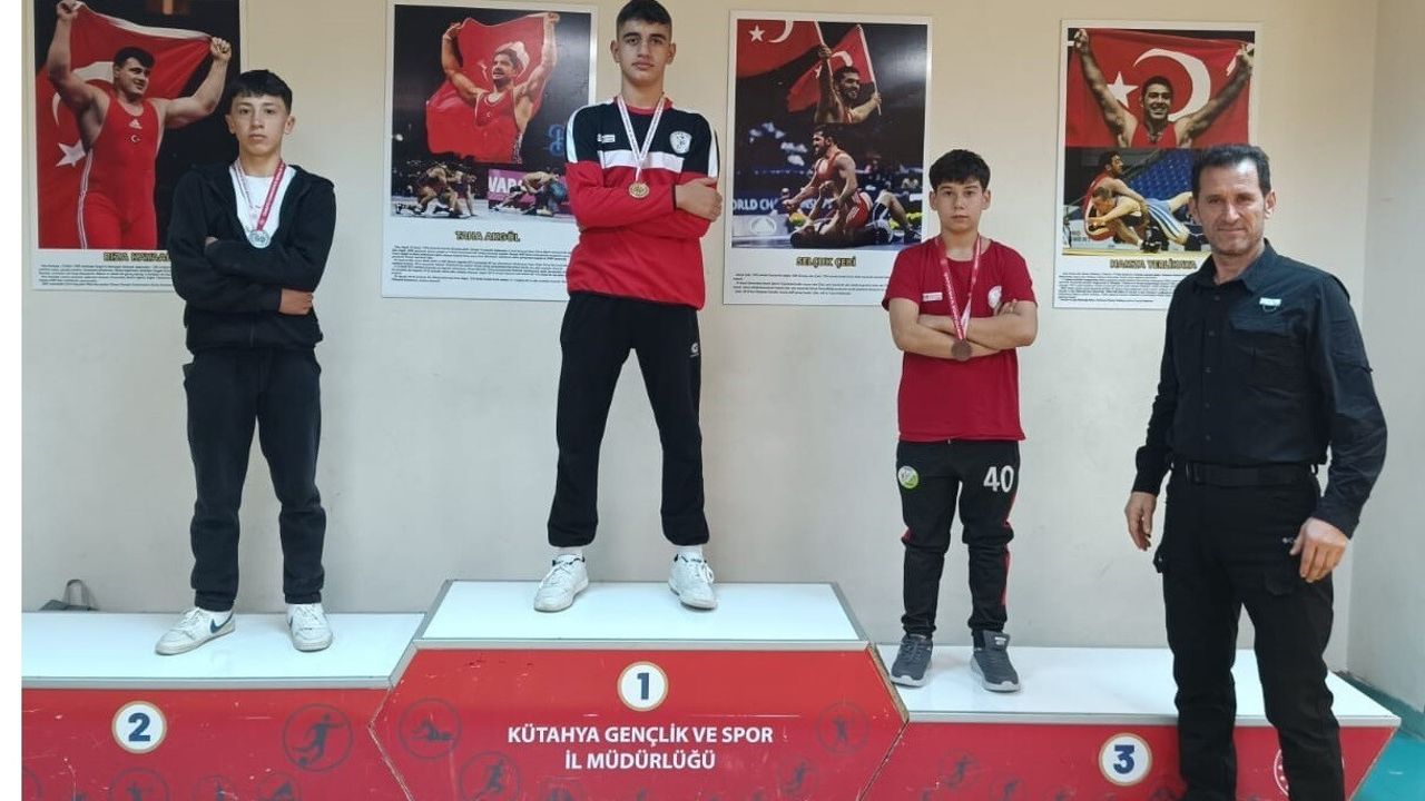 Pazarlar Spor Lisesi'nden güreşte üç madalya başarısı