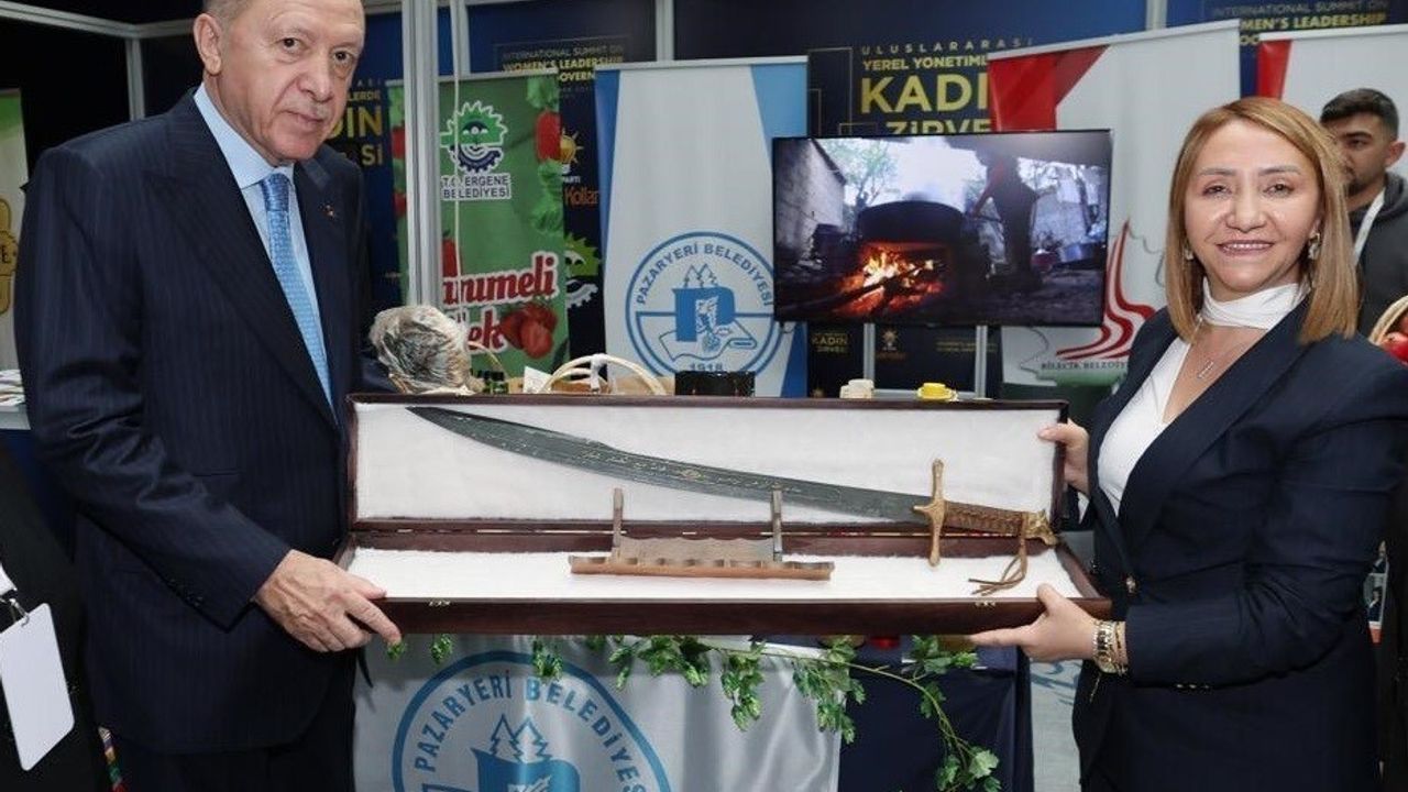 Pazaryeri Belediye Başkanı Tekin, Erdoğan’a Kılıç Hediye Etti