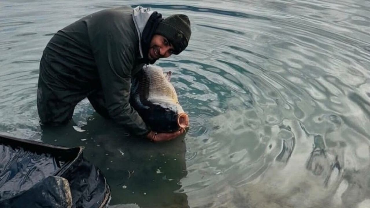 Pelitozu Göleti’nde 21,5 kilogramlik sazanı "Yakala ve Bırak" ile suya geri saldılar