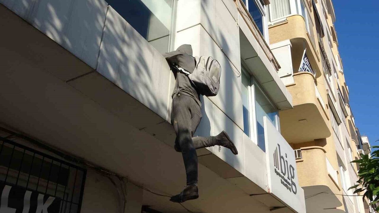 Penceredeki hırsız görünümlü manken Mersinlileri yanıltıyor