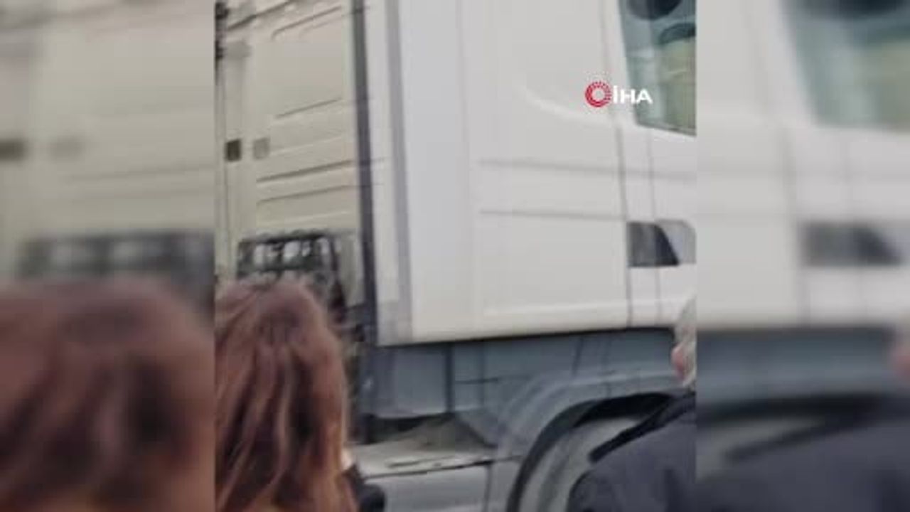 Pendik Kaynarca'da araç yangını çevre binalara sıçradı