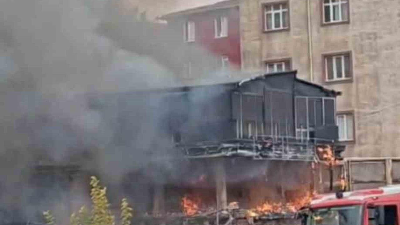 Pendik Kaynarca'da Araç Yangını Çevredeki Binalara Sıçradı