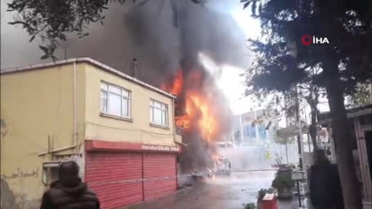 Pendik Kaynarca'da araç yangını: Zabıta yaşlı kadını merdivenle kurtardı