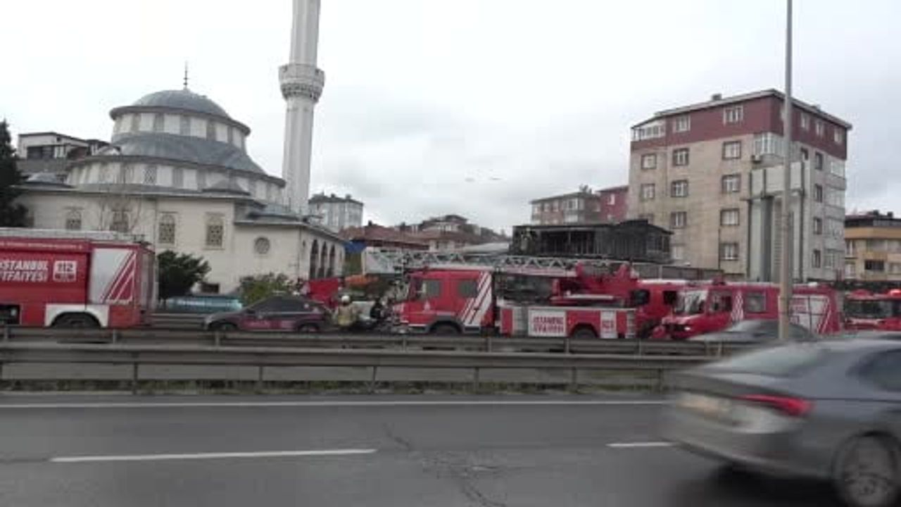 Pendik’te araç yangını binalara sıçradı: 2 araç ve kafe kullanılamaz hale geldi