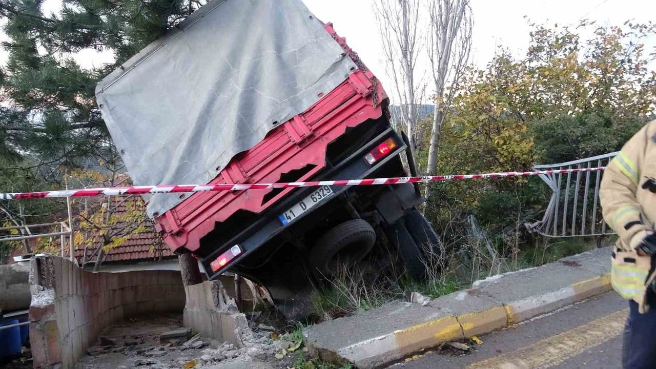 Pendik’te kamyonet kontrolden çıktı, ağaçlar faciayı önledi