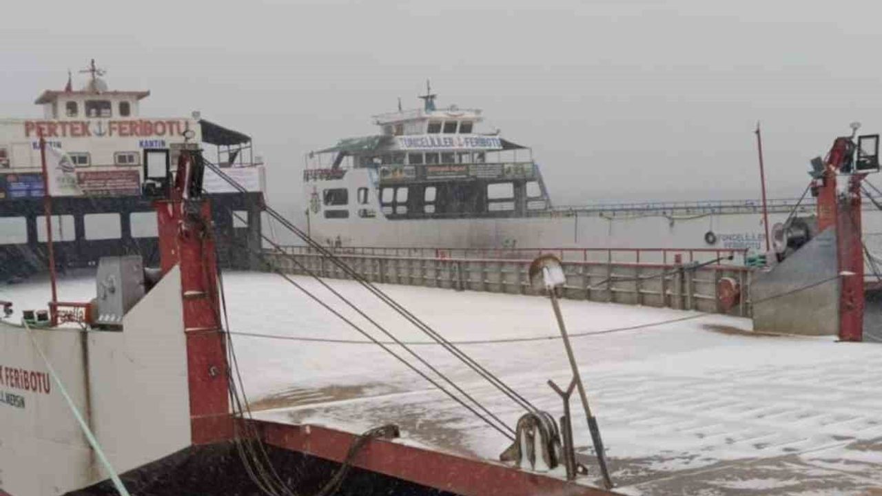 Pertek ve Çemişgezek Feribot Seferlerinde Kar ve Sis Etkisi