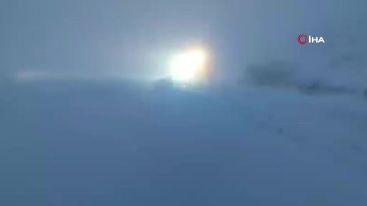 Pervari'de Geçittepe grup köy yolu kar nedeniyle ulaşıma kapandı