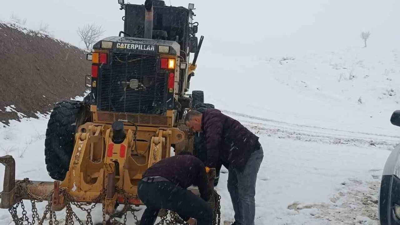 Pervari'de Geçittepe grup köy yolu kar nedeniyle ulaşıma kapandı