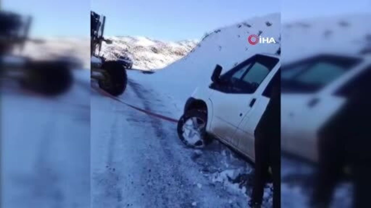 Pervari'de minibüs şarampole devrildi: 5 kişi yara almadan kurtuldu