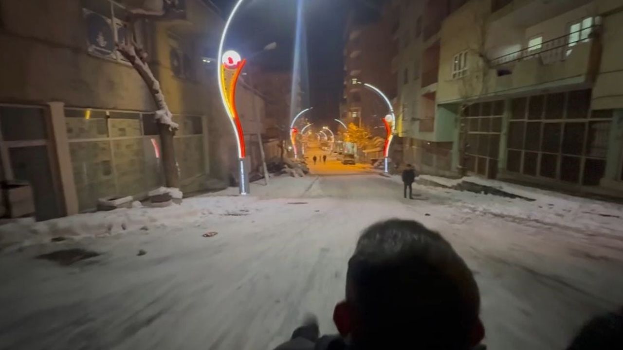 Pervari'de sokaklar kayakla doldu