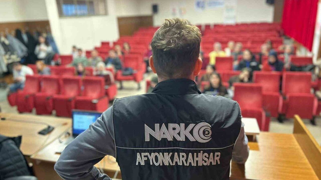 Polisten üniversite öğrencilerine 'NarkoGençlik' eğitimi