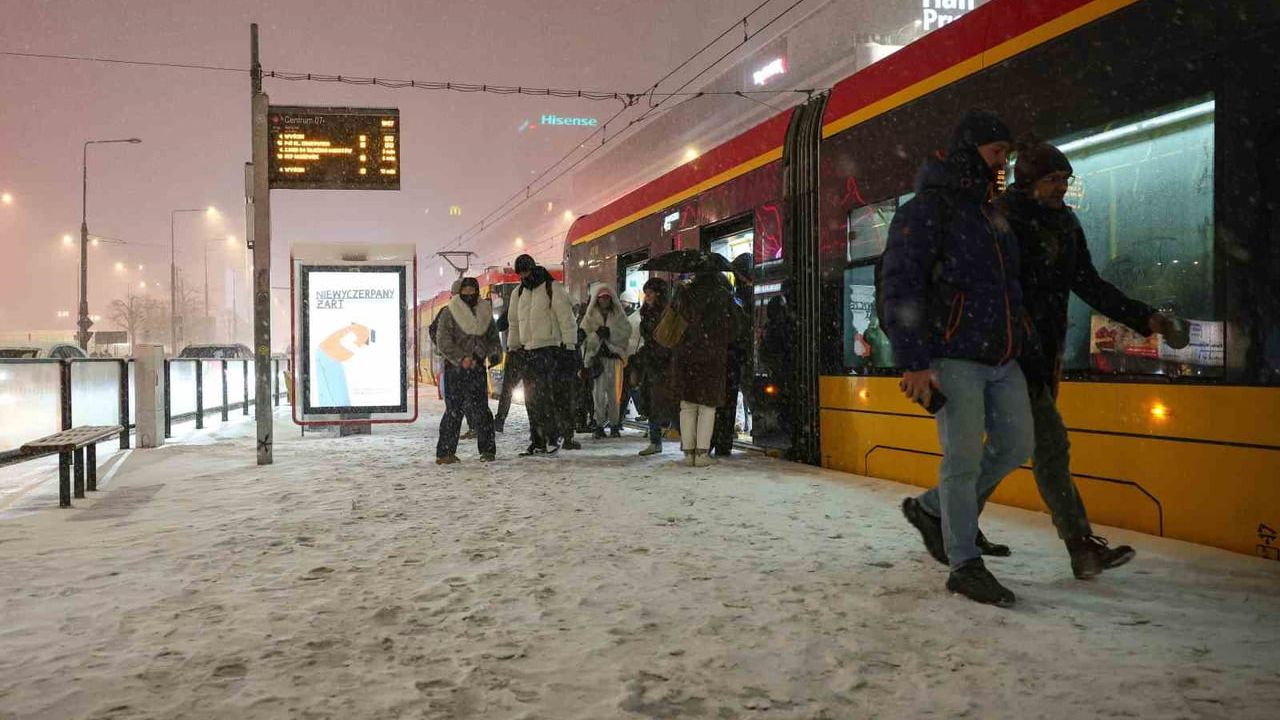 Polonya'nın kuzeyinde yoğun kar: S7 otoyolunda yüzlerce araç mahsur