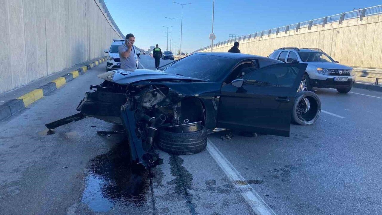 Porsche önce diğer araca sonra alt geçit duvarına çarptı: 1 ağır yaralı