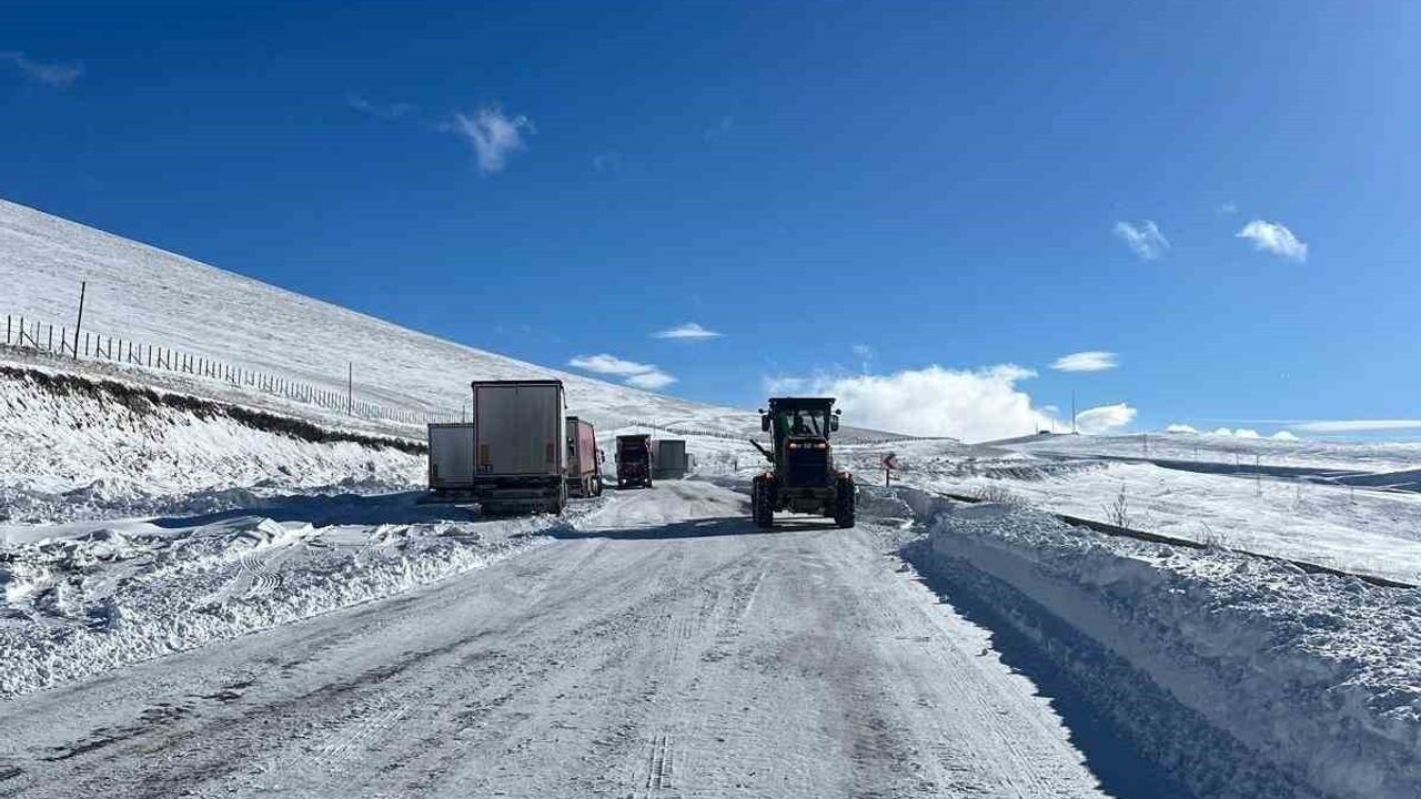 Posof Belediyesi yolda kalan tır şoförlerine sıcak çorba ikram etti