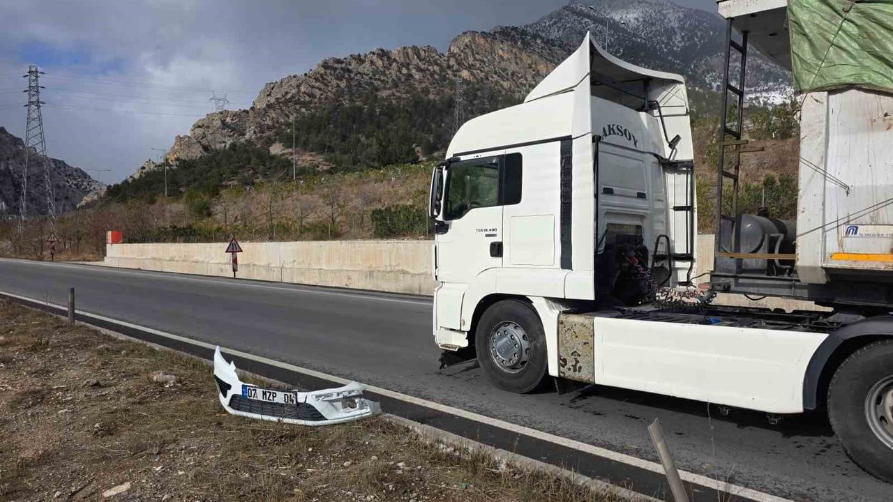 Pozantı D-750'de otomobil ile tır çarpıştı — sürücüler yara almadan kurtuldu