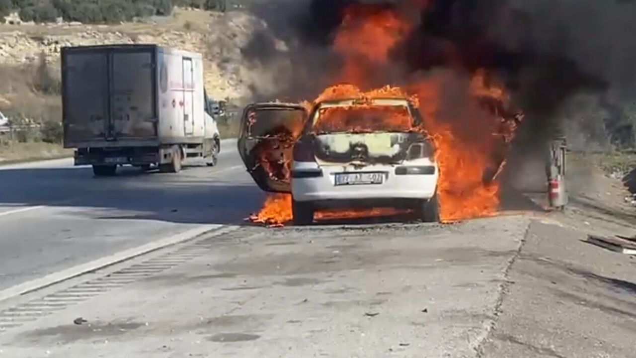 Pozantı'da Peugeot marka otomobil alev aldı