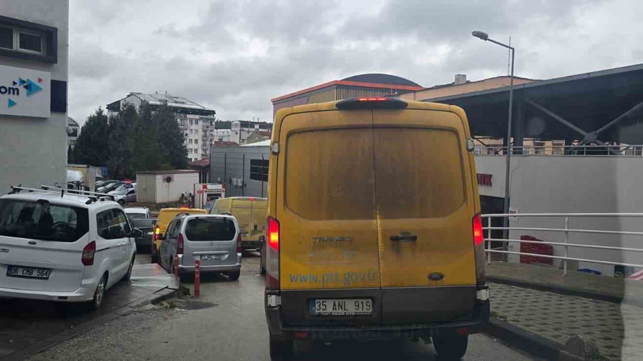 PTT kargo araçları Bilecik'te sabah trafiğini kilitliyor