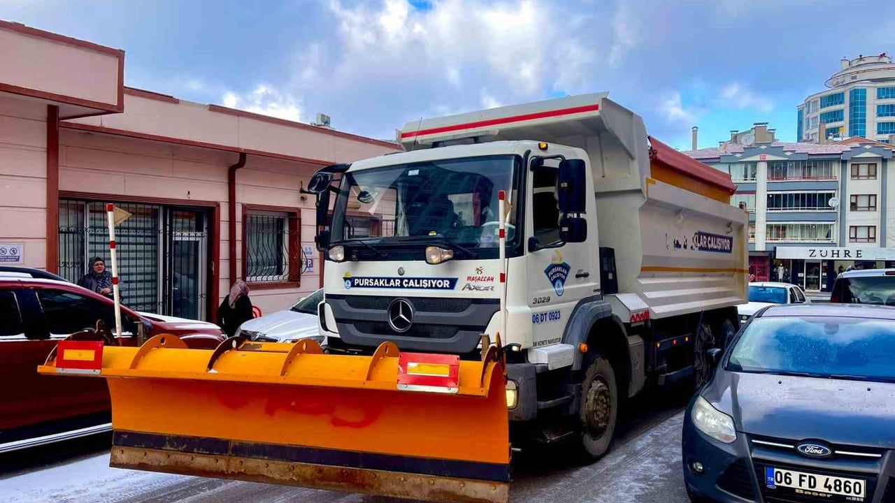 Pursaklar Belediyesi karla mücadelede 7 gün 24 saat sahada