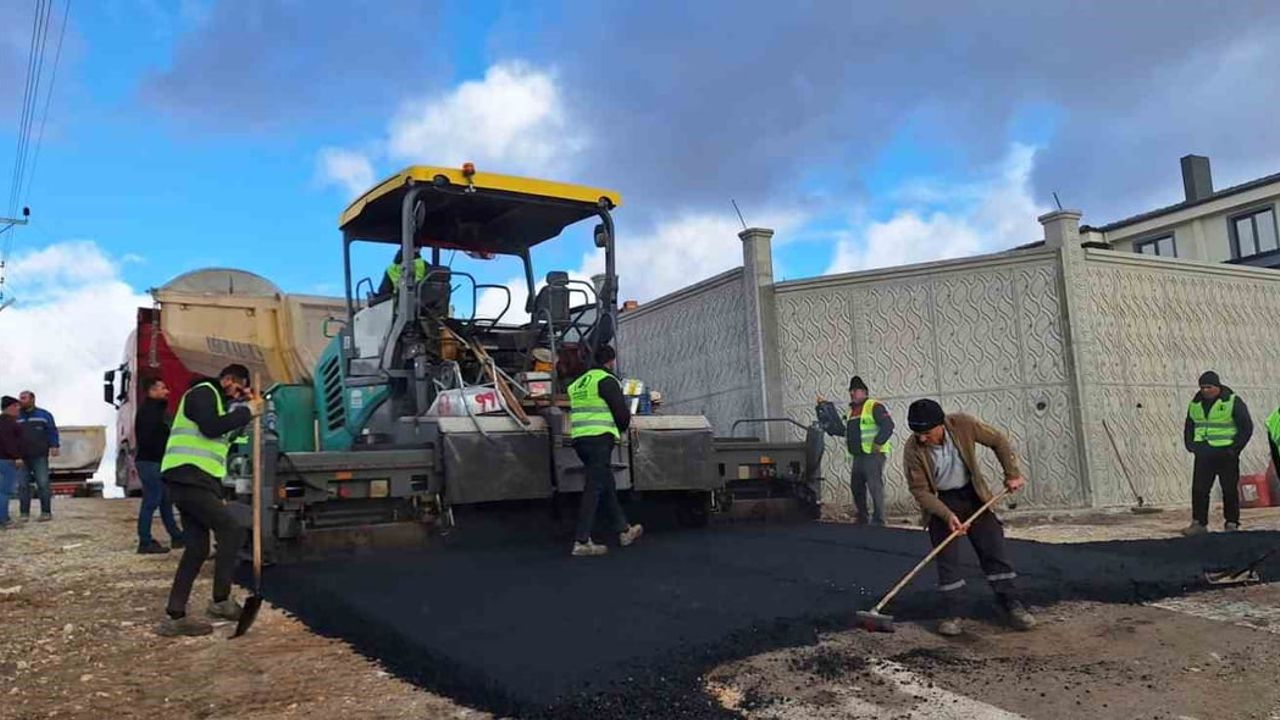 Pursaklar'da asfalt serim çalışmaları sürüyor