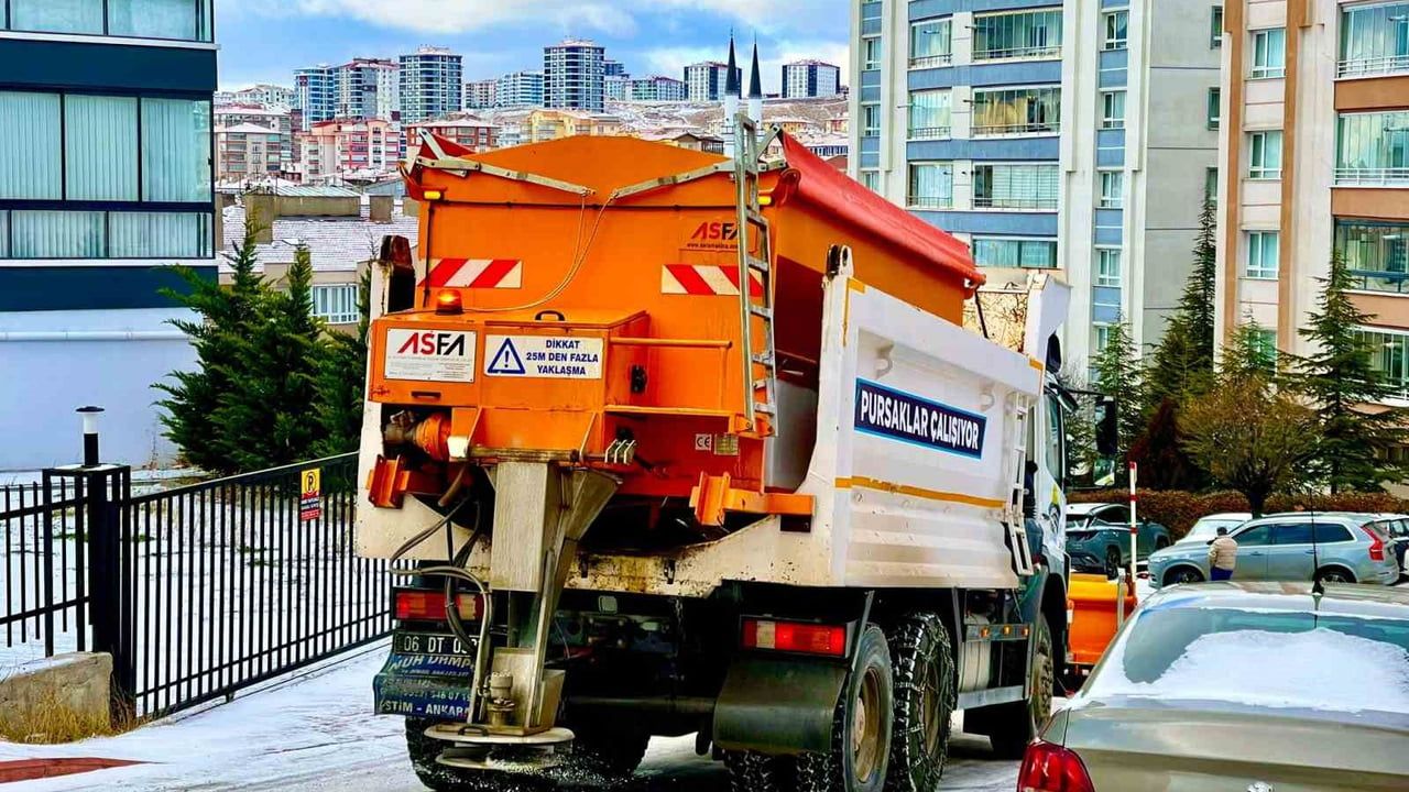 Pursaklar'da Karla Mücadele: Ekipler 7/24 Sahada