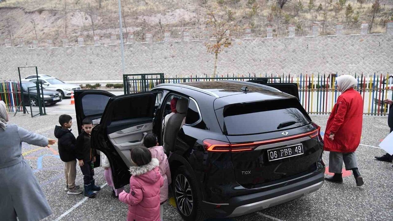 Pursaklar’da Nezaket Okulu Öğrencilerine Togg Tanıtımı